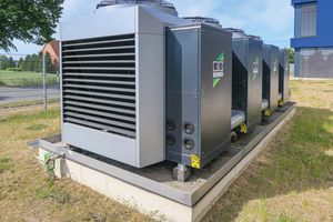  Direkt neben dem Neubau konnte die „SQW“-Kaskade errichtet werden – das bedeutet kurze Anschlüsse. Die Edelstahl-Auffangwannen unter jeder der vier Wärmepumpen schützen im Leckagefall effektiv und lassen trotzdem – dank spezieller Sensortechnik (links unten im Bild) – anfallendes Niederschlagswasser abfließen. 