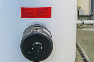  Sollte die Photovoltaik-Anlage ausreichend Energie zur Verfügung stellen, kann der Trinkwasserspeicher mit Hilfe des E-Heizstabs bewusst „überhitzt“ werden, damit der elektrische Strom nicht ins Netz eingespeist werden muss. 