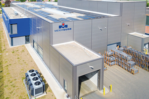  Die Fertigungs- und Maschinenhalle von MeierGuss in Varl. Beeindruckend ist die Photovoltaikanlage mit einer Stromleistung von 180 kWpeak. 