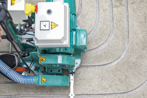  <div class="bildtext_1">Die Spezialmaschinen arbeiten in Zementestrich, Gussasphalt, Anhydritestrich oder Trockenestrich.</div> 