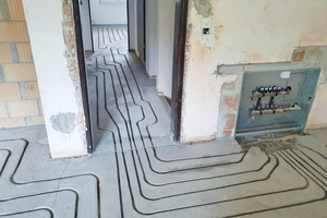  Die Fußbodenheizung war in die Jahre gekommen und musste erneuert werden. Dafür wurden die Rohrleitungswege in den vorhandenen Estrichbeton gefräst. 