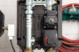  Die defekte Umwälzpumpe der bestehenden Pumpengruppe wurde durch die neue Hocheffizienzpumpe „TacoFlow3 Duo Hybrid“ ersetzt. Mit einer Fördermenge von 8,5 m ist sie deutlich leistungsfähiger als die alte Pumpe und sorgt für den nötigen Druck. 