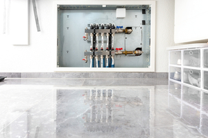  Zentrales Element der neuen Fußbodenheizung: das bedienerfreundliche „TacoSys“-Heizkreis-Verteilersystem. 