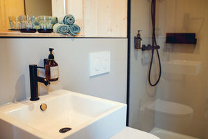  Durch das einheitliche Design, das Holz und die hochwertige Verarbeitung entsteht ein Badambiente, das gleichermaßen funktional wie entspannend ist. 