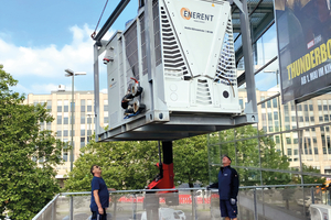  <div class="bildtext_1">Auf der oberen Terrasse des Gebäudes schlossen Enerent-Servicetechniker den Kaltwassersatz an den mobilen Lüfter an.</div> 