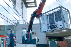  <div class="bildtext_1">Abhilfe für heiße Sommertemperaturen hinter der Glasfassade: Die mobile Kältezentrale wird angeliefert und mit dem firmeneigenen Ladekran zum Einsatzort gebracht.</div> 