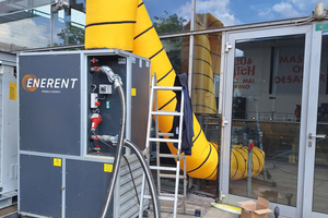  <div class="bildtext_1">Die gekühlte Luft wird über den angeschlossenen Luftschlauch in das Innere des Gebäudes geleitet.</div> 