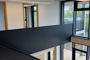  <div class="bildtext_1">Im geschossübergreifenden Atrium sind im Deckenbereich abwechselnd die Deckensegelsysteme „INDUSAIL LOUMINOUS“ sowie „INDUSAIL SONIC“ installiert. Letztere ermöglichen die Zufuhr von aufbereiteter Außenluft.</div> 