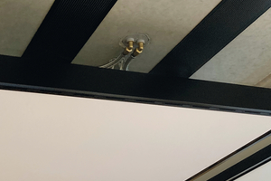  <div class="bildtext_1">Die Rahmen der Deckensegel-<br />systeme fügen sich dank mattschwarzer Legierung gut in das Raumkonzept ein.</div> 