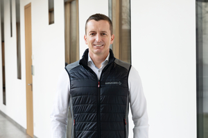  <div class="bildtext_1">Hargassner-Produktmanager Markus Zeilinger im Gespräch mit SHK Profi.</div> 