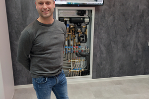  Stand Rede und Antwort: Roth-Experte Tony Bentz vor der Schulungsanlage zur hybriden Wohnungsstation. 