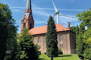  Die St. Gertrudkirche in Hamburg-Altenwerder erhielt eine neue CO2-neutrale Wärmeversorgung mit Luft/Wasser-Wärmepumpe und unterirdischer Fernleitung zum denkmalgeschützten Kirchengebäude. 