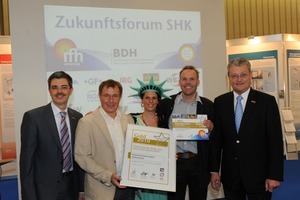  Der Bäder-Star in Gold 
Über die Auszeichnung freute sich die Erhardt Sanitär GmbH aus Heitersheim (Mitte); überreicht wurde der Preis von Dieter Dohr, Vorsitzender der Geschäftsführung der GHM (links) und Manfred Stather, Vorsitzender des Fachverbands Sanitär Heizung Klima Baden-Württemberg (rechts) 