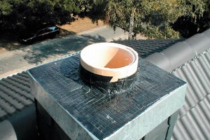  Brennbarer Baustoff Mündung eines Kaminschornsteins mit brennbaren Baustoff verklebt 