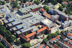  Das Klinikum Bremen-Mitte. In das kernsanierte ehemalige Korridorkrankenhaus (roter Portalbau im Bild), das sogenannte „Haus 2“, ist das Café Louise mit eigener Küche sowie die Klinikverwaltung eingezogen. 