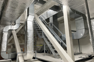  Neben der entsprechenden Aufständerung der RLT-Geräte wurden die Lüftungskanäle über ein flexibles Montageschienensystem abgehängt, um die Lasten gleichmäßig zu verteilen. Die gesamte Technik wurde zwischen die Holzkonstruktion des Daches eingepasst. 