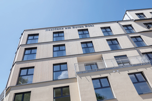  Die „Residenz am Roten Bühl“ in Pfullendorf bietet 75 Pflegeplätze und 24 barrierefreie Service-Wohnungen in moderner, modularer Bauweise mit flächendeckendem Dusch-WC-Einsatz. 