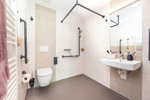  Die 4 m2 großen, barrierefreien Pflegebäder verbinden ein hochwertiges Ambiente und klare Farbkontraste für Menschen mit Seheinschränkungen mit optimaler Hygiene, Pflegeleichtigkeit und Sicherheit. 