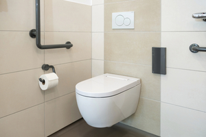  Alle Pflegebäder sind mit dem spülrandlosen Dusch-WC „AquaClean Alba“ von Geberit ausgestattet. Dies ermöglicht den Bewohnern maximale Selbstständigkeit bei der Intimhygiene und entlastet das Pflegepersonal. 