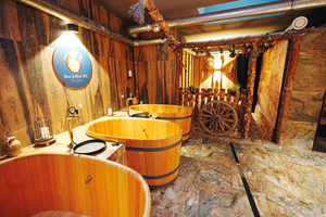  Die Wellnesseinrichtungen umfassen insgesamt vier Holzfässer mit einem Fassungsvermögen von jeweils 250 l. Alle Fässer wurden in der Tschechischen Republik nach traditionellen Küfereimethoden handgefertigt, die denen zur Herstellung von Bierfässern ähneln. 