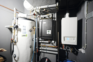  Die zentrale Lösung mit einem einzigen Speichertank, einem Gasbrennwertgerät und einer „TacoTherm Fresh Mega 3X“-Frischwasserstation von Taconova passt in den kleinen Hauswirtschaftsraum mit einer Grundfläche von weniger als 4 m². 