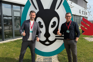  Saša Savic, Chief Commercial Officer bei HomeServe (l.) , und Peter Bernhard, Head of Utilities &amp; Energy Supplier bei Vaillant (r.), besiegeln die Partnerschaft. 