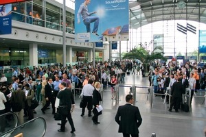  Mit AndrangBereits kurz nach Messebeginn um 9:00 Uhr füllten sich an jedem Tag der Intersolar die Messehallen  