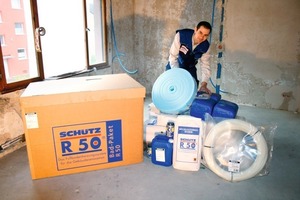  EinsatzbereitChristian Dworak bereitet das Bad-Paket „R 50“ für den Einsatz vor  