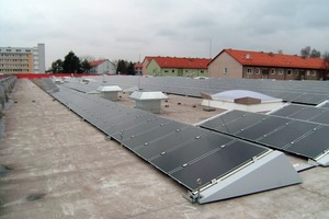  Auch für nicht belastbare DächerEigentlich war das Flachdach nicht dafür ausgelegt, das zusätzliche Gewicht einer Photovoltaikanlage zu tragen 