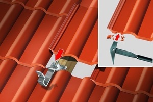  Schritt 2Falls notwendig, den Dachziegel über dem Dachhaken an der Stelle der Hakendurchführung mit Hilfe eines Trennschleifers oder Hammers aussparen. Der Dachhaken darf den darüberliegenden Dachziegel nicht aufrichten. Bei Falzziegeln muss der darunter liegende Dachziegel ebenfalls ausgespart werden.  