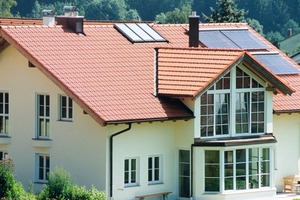  Solaranlage und SchornsteinEine Kombination, die inzwischen häufig auf den Dächern zu sehen ist 