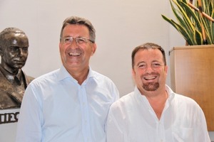  Gute AussichtenFrancesco Majolo, einer der Inhaber von Calpeda (rechts), und Bernhard Väth, Geschäftsführer der deutschen Calpeda Pumpen Vertrieb GmbH in Alzenau, haben gut lachen: Mit ihren neuen Produkten erhoffen sie sich gute Marktchancen 