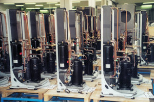  links: Blick in die ProduktionNur Komponenten namhafter Hersteller werden in der Produktion der Wärmepumpen eingesetzt 
