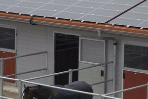  Peter Schenk betreibt ein 177,5 kW PV-System auf den Dächern seines Stalls und seiner Reithalle in Feuchtwangen. 