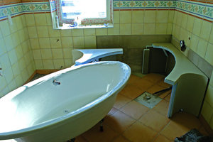  MittelpunktDie ellipsenförmige Badewanne wurde aus einer Ecke heraus in voller Länge in den Raum hinein gebaut 