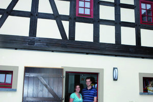  Sanierung vollendetHeiko und Conny Wolf in ihrem restaurierten Heim bei Meereane im Landkreis Zwickau 