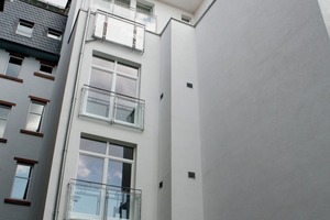  Zentrale WohnungslüftungDie zentrale Wohnungslüftungsanlage benötigt pro Wohneinheit nur jeweils einen Luftein- und -auslass, die an der Rückfassade dezent in zwei Fluchten angebracht werden, wodurch Kurzschlüsse im Luftstrom von Zu- und Abluft vermieden werden 