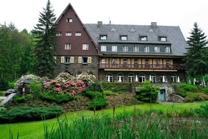  Außenansicht Hotel WaldidyllDas geschichtsträchtige 4-Sterne-Hotel liegt mitten im Wald im Erzgebirge. Die Rohre der Heizanlage mussten dringend saniert werden  