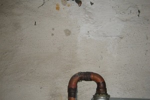  Stark korrodierte Kupfer-Gasleitung – unterhalb eines undichten Wasserhahnes 