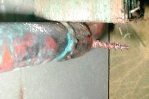  DurchbohrtDurch nachträglich angebrachte Verkleidung angeschraubte Kupfergasleitung 