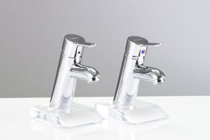  Optisch kaum voneinander zu unterscheiden: der Originalmischer Focus S von Hansgrohe (links) und die Nachahmung, für die der chinesische Armaturenhersteller Joyou den„Plagiarius“ 2011 erhielt. 