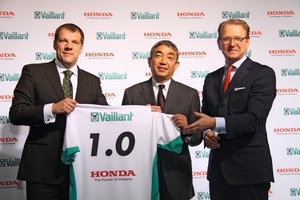  Stolze PartnerDr. Carsten Voigtländer, Vorsitzender der Vaillant-Geschäftsführung, Takuji Yamada, Chief Operating Officer der Honda Power Products Division,  Ralf-Otto Limbach, Geschäftsführer Vertrieb und Marketing bei Vaillant – bei der Präsentation der neuen KWK-Anlage am 3. Februar 2011  