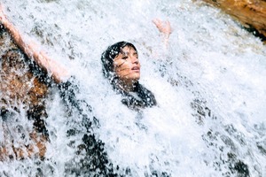  Lust auf WasserIn einem Werbespot, der im TV und Internet zu sehen ist, wirbt Melanie Winiger für die natürliche, reinigende Wirkung von Wasser  