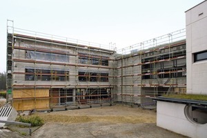  Moderner AnbauDas Bestandsgebäude des Staatlichen Gymnasiums in Pullach wird um einen Erweiterungsbau ergänzt. Darin befinden sich sechs neue Klassenzimmer, Lehrsäle für Chemie und Physik, ein Theatersaal sowie Räume für die Mittagsbetreuung 