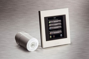  Ohne Kabelsalat„Living Connect“ (links im Bild) funktioniert per Funk. Der Thermostat wird über das Zentralgerät „Danfoss Link“ (rechts im Bild) gesteuert. Die Steuereinheit kann mit einem Unterputz- oder Aufputz-Netzteil installiert werden 