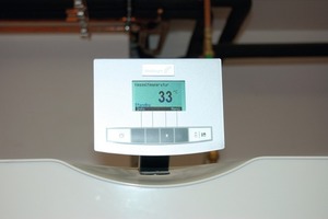  Informationen in SichtweiteDas Bedienelement des „Logwin“ zeigt, dass der Kessel bei 28 °C Außentemperatur nicht in Betrieb ist, … 