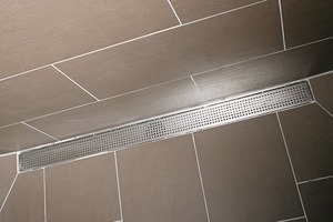  Funktional und ästhetischDie bodengleichen Duschrinnen „ACO ShowerDrain“ erfüllen die hohen Ansprüche der Bauherren hinsichtlich Technik und Design 