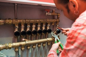 Installation Dezentrales PumpensystemDie in den Heizkreisverteilern installierten „Geniax-Pumpen“ versorgen die Radiatoren und Flächenheizungen im Haus der Hegemanns mit dem exakt auf den Wärmebedarf abgestimmten Volumenstrom 