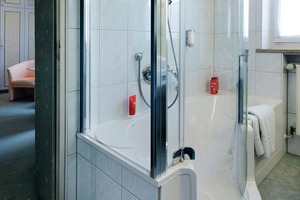  Viel Platz im BadDamit die Gäste auch im Urlaub nicht auf Komfort verzichten müssen, bietet das Hotel Wittelsbacher Hof viel Platz und eine Duschbadewanne 