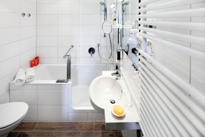  Platzsparender Komfort Duschen und Baden auf engsten Raum ermöglicht die „Twinline“ 